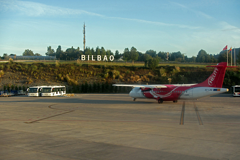 El Aeropuerto de Bilbao se ubica a 9 km de la ciudad de Bilbao. 